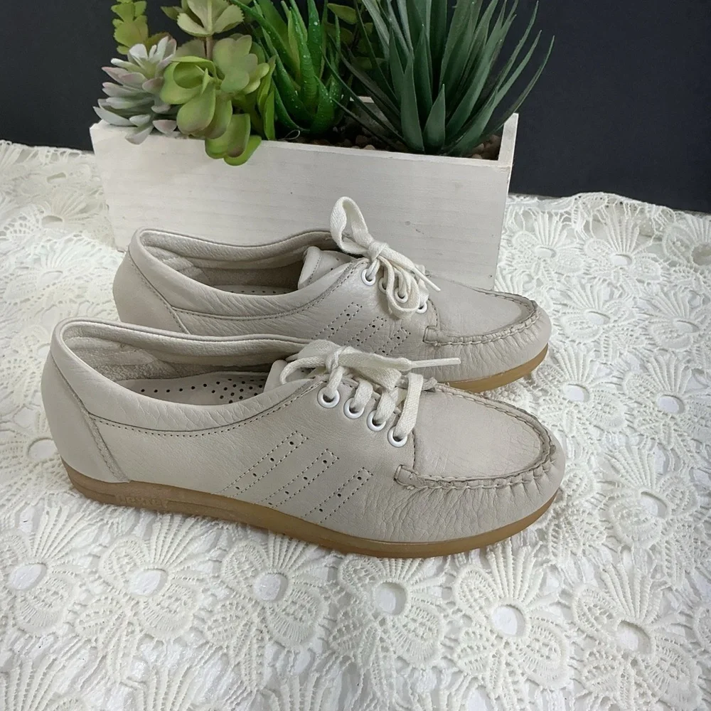Dexter Women's Cream Leather Loafers